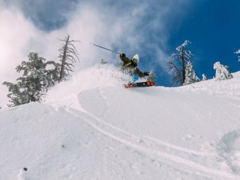 Snowboard en poudreuse