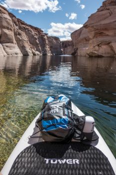 sac à dos bleu et noir sur un bateau blanc sur un lac pendant la journée