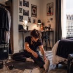 Artiste en tournée organisant son quotidien dans un espace de vie mobile, entre travail créatif, voyage et préparation de spectacle