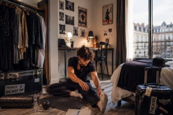 Artiste en tournée organisant son quotidien dans un espace de vie mobile, entre travail créatif, voyage et préparation de spectacle