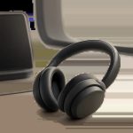 Illustration d’un casque anti-bruit premium pensé pour le voyage, le travail et la concentration. L’ambiance est sobre, moderne et rassurante, avec une esthétique haut de gamme.