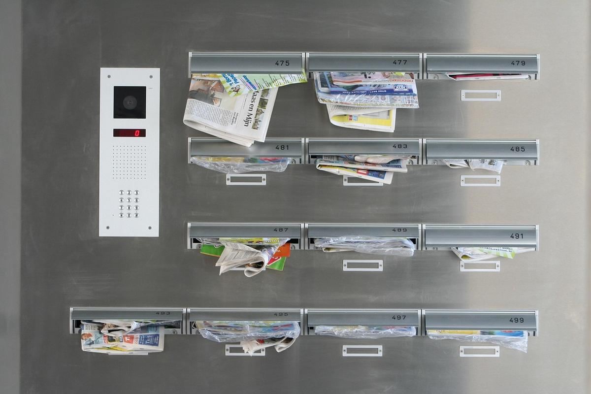 Boîte aux lettres d'un immeuble avec une enveloppe Boîte aux lettres d'un immeuble avec une enveloppe