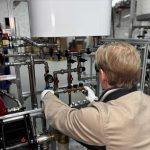 Technicien manipule des équipements de production dans un atelier technique