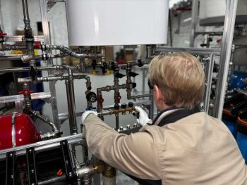Technicien manipule des équipements de production dans un atelier technique