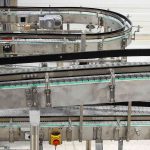 Bandes transporteuses métalliques déplacent des objets dans une usine