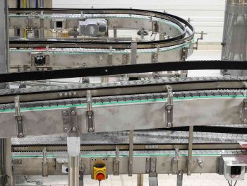 Bandes transporteuses métalliques déplacent des objets dans une usine